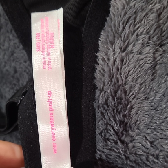 PINK Victoria's Secret Black bra with inner pink cups, new without tags, 36DD - Picture 4 of 4